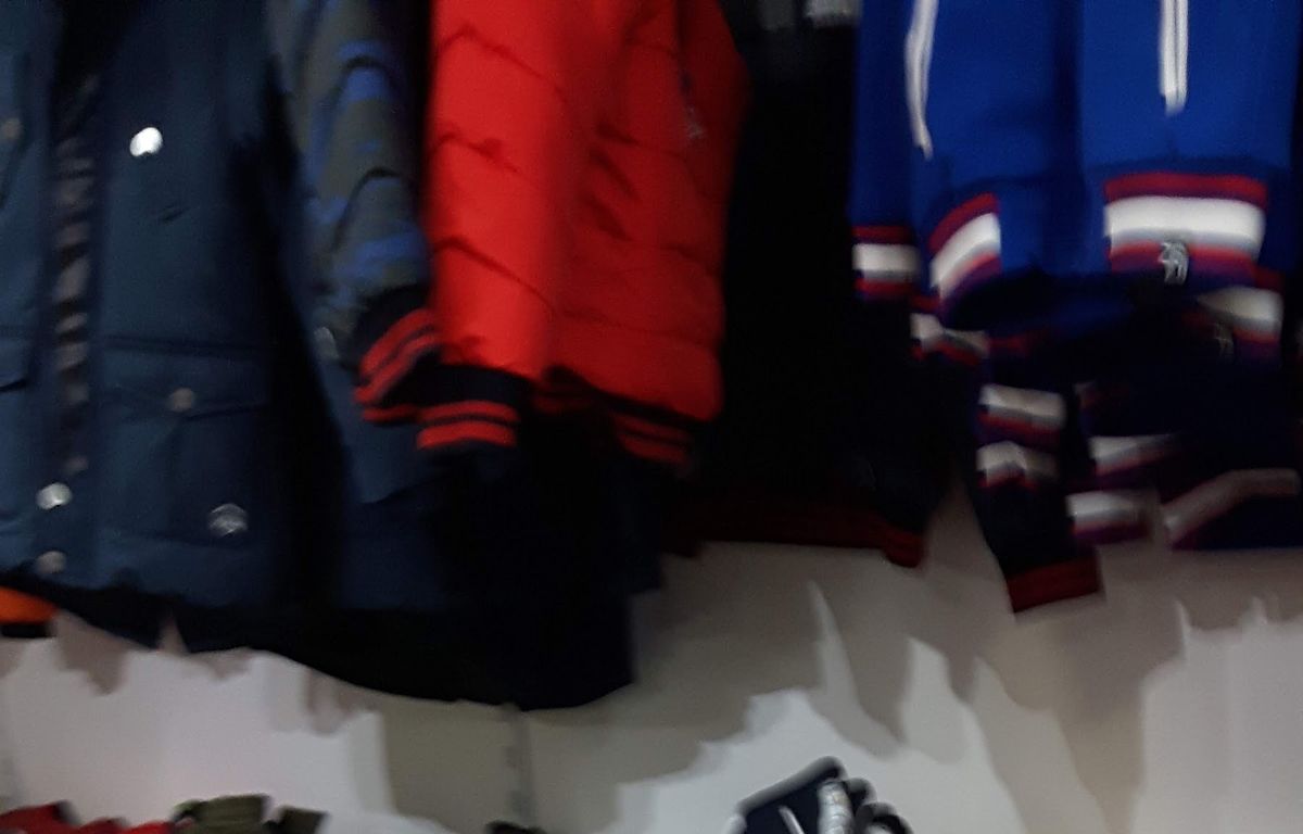 Winterjassen en mutsen in de winkel